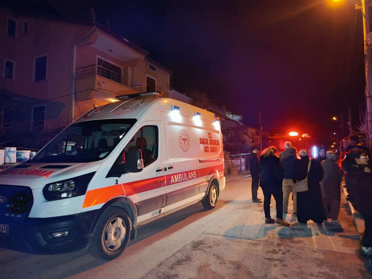 Karaman’da çatı yangını iki binaya sıçradı, mahalle sokağa döküldü 4