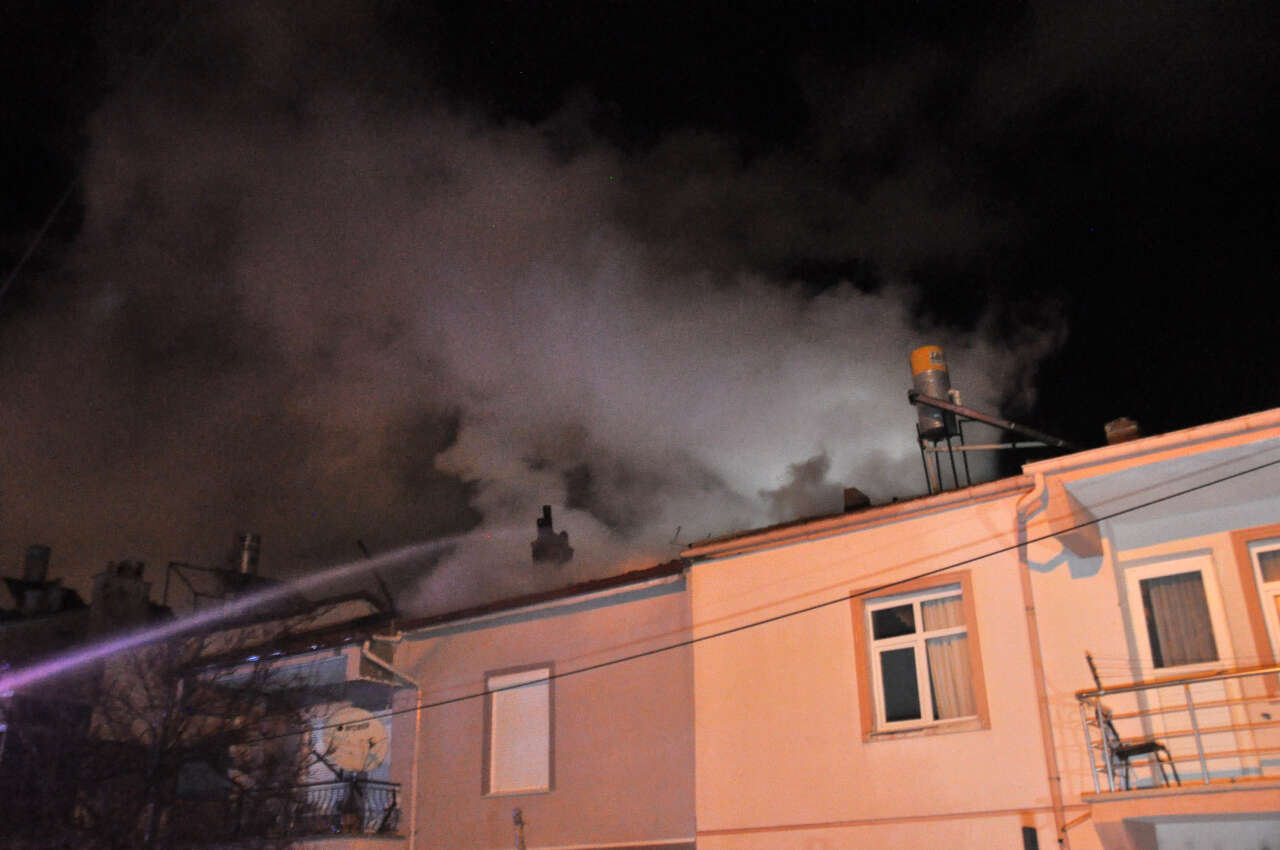 Karaman’da çatı yangını iki binaya sıçradı, mahalle sokağa döküldü 1