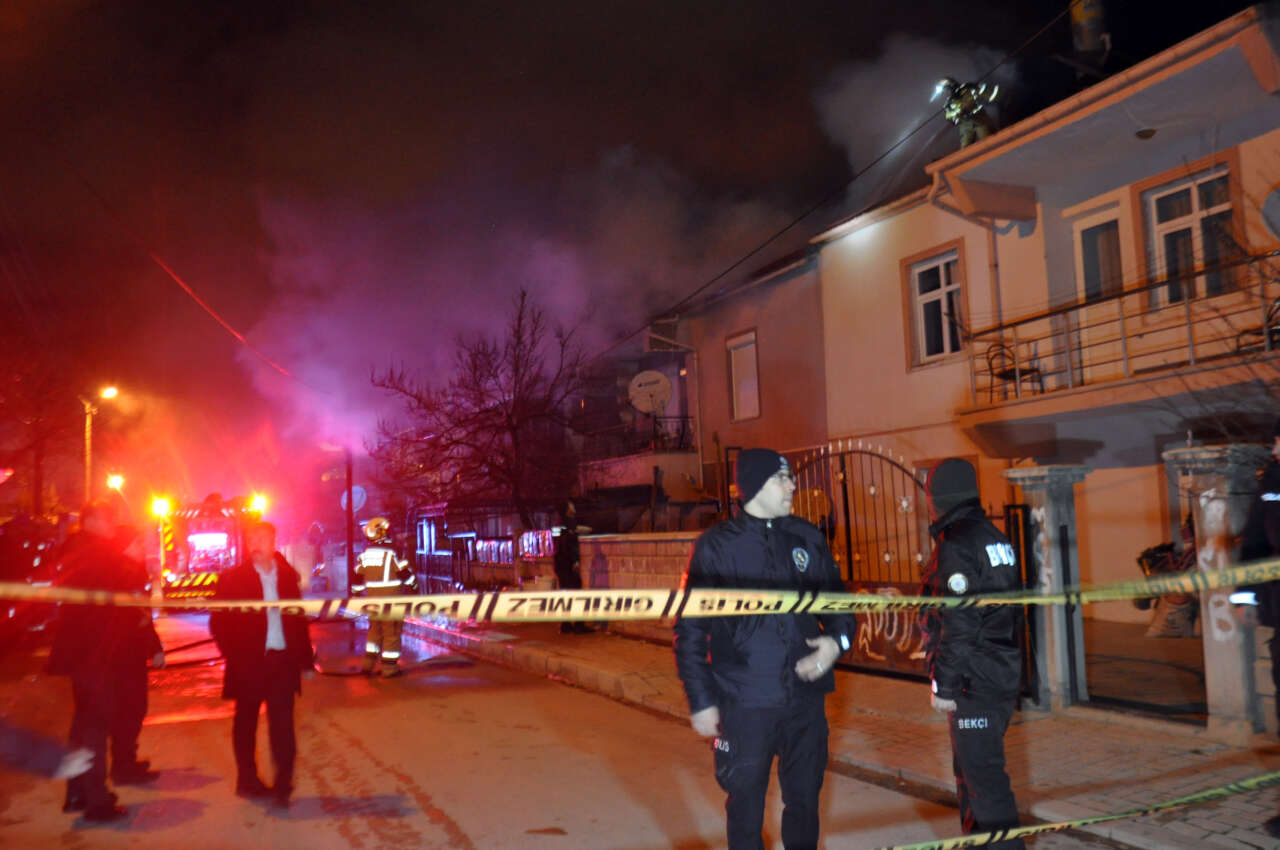 Karaman’da çatı yangını iki binaya sıçradı, mahalle sokağa döküldü 2