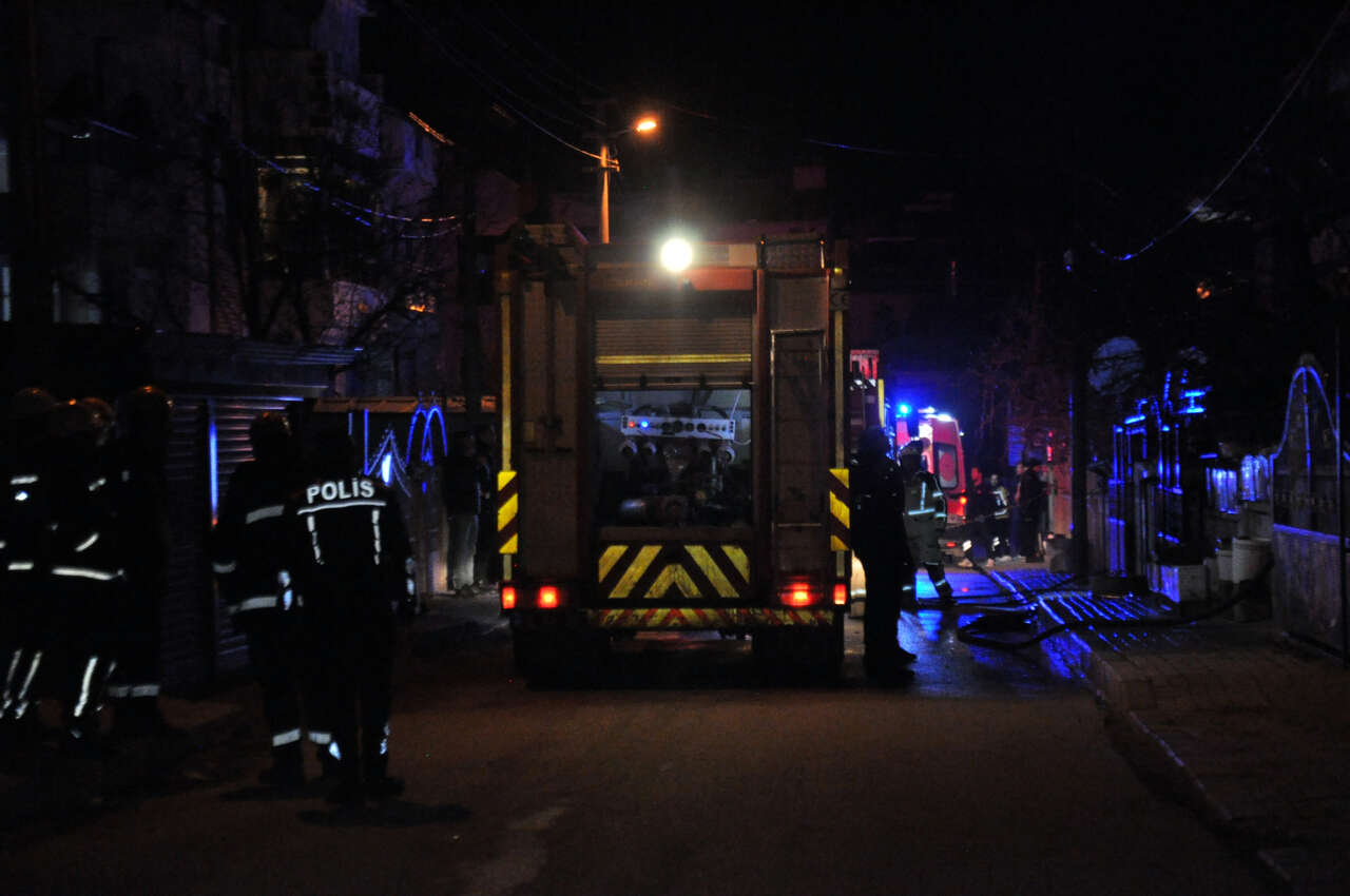 Karaman’da çatı yangını iki binaya sıçradı, mahalle sokağa döküldü 3