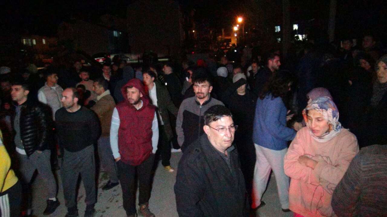 Karaman’da çatı yangını iki binaya sıçradı, mahalle sokağa döküldü 6