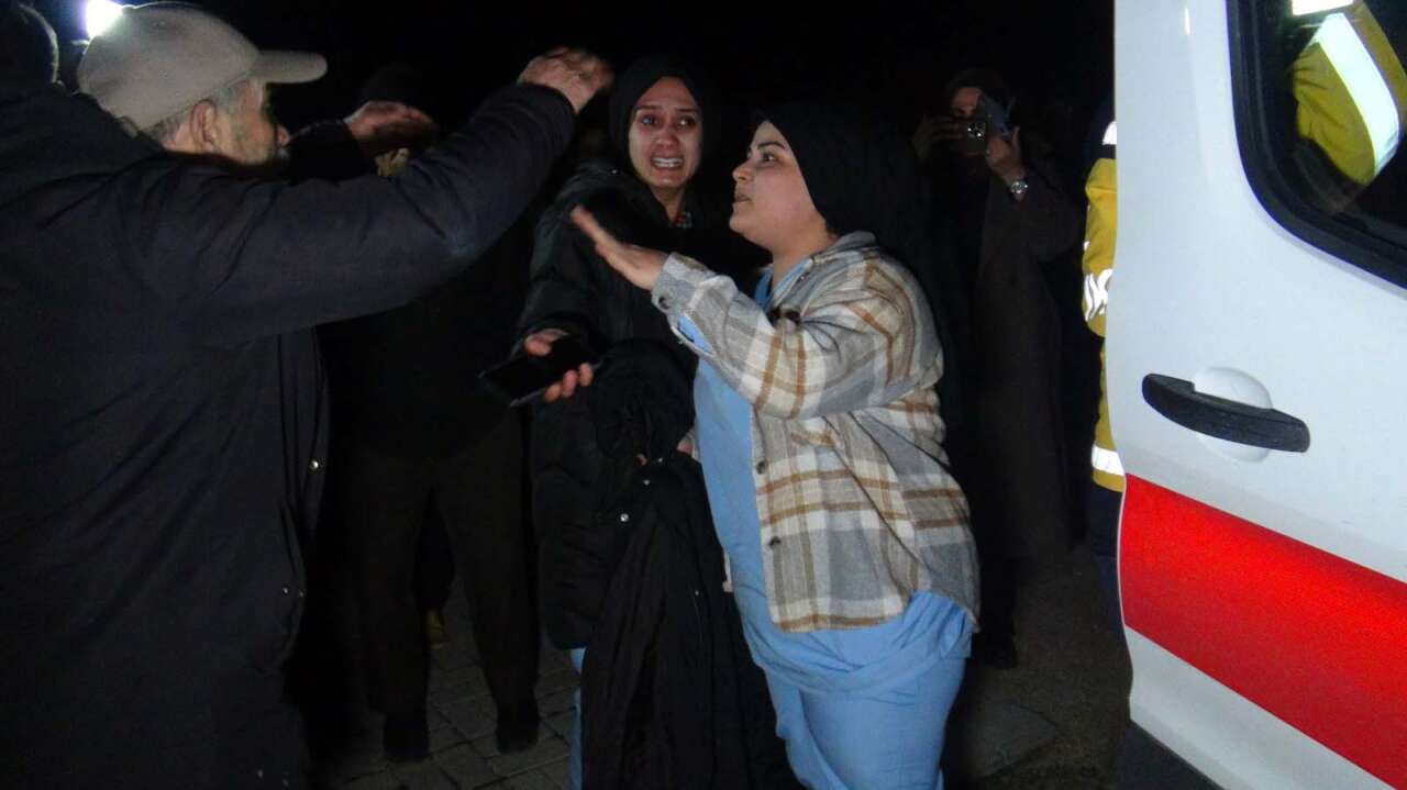 Karaman’da çatı yangını iki binaya sıçradı, mahalle sokağa döküldü 7