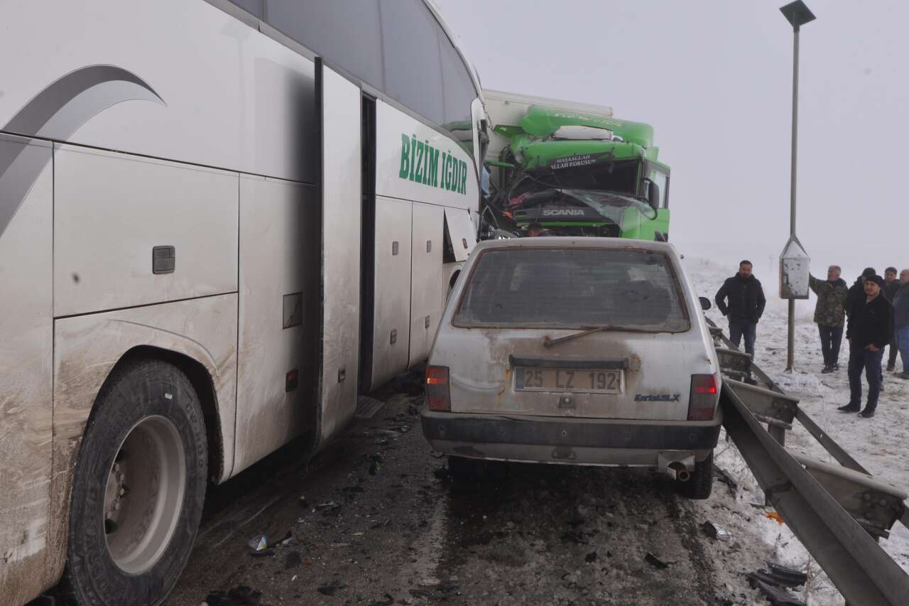 Sis ve buzlanma 11 aracı birbirine kattı! 20 yaralı var 8