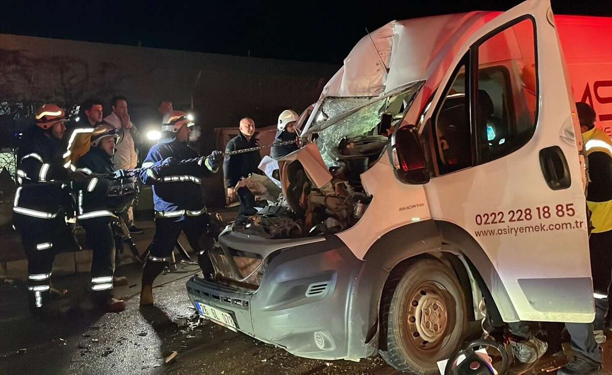 OSB’de park halindeki TIR’a çarpan minibüsten 2 ağır yaralı çıktı 3