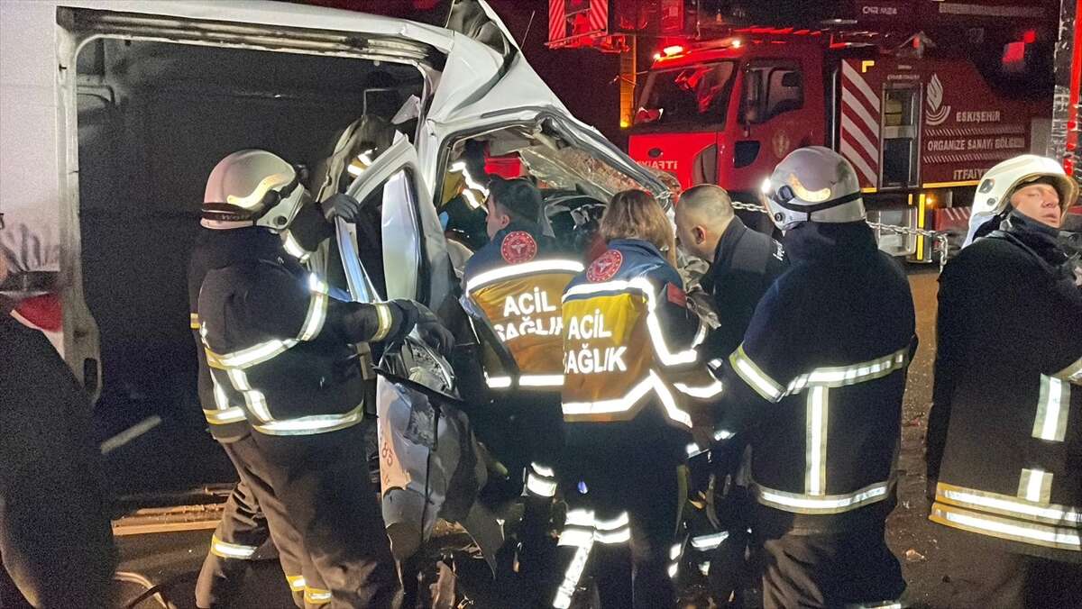 OSB’de park halindeki TIR’a çarpan minibüsten 2 ağır yaralı çıktı 1