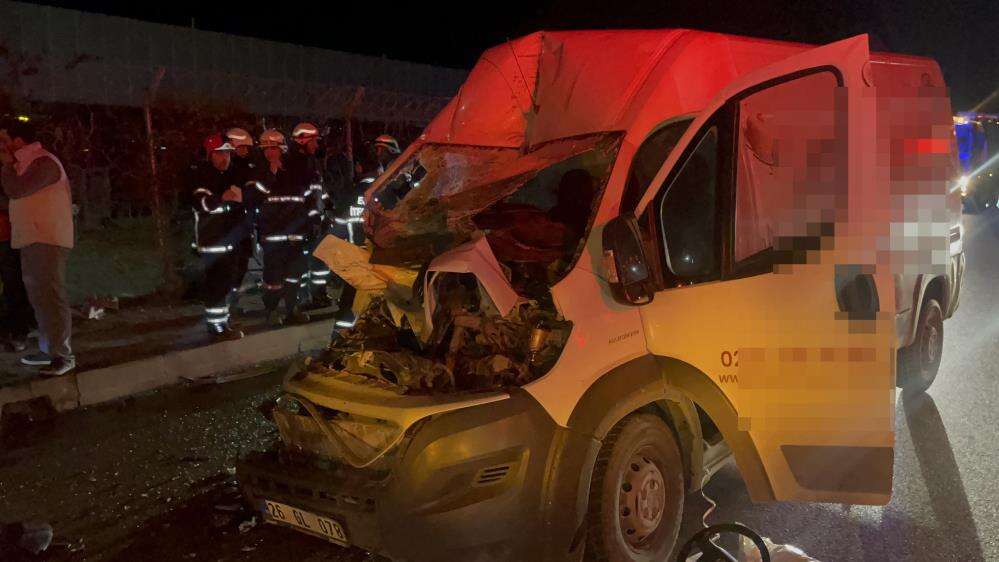 OSB’de park halindeki TIR’a çarpan minibüsten 2 ağır yaralı çıktı 4