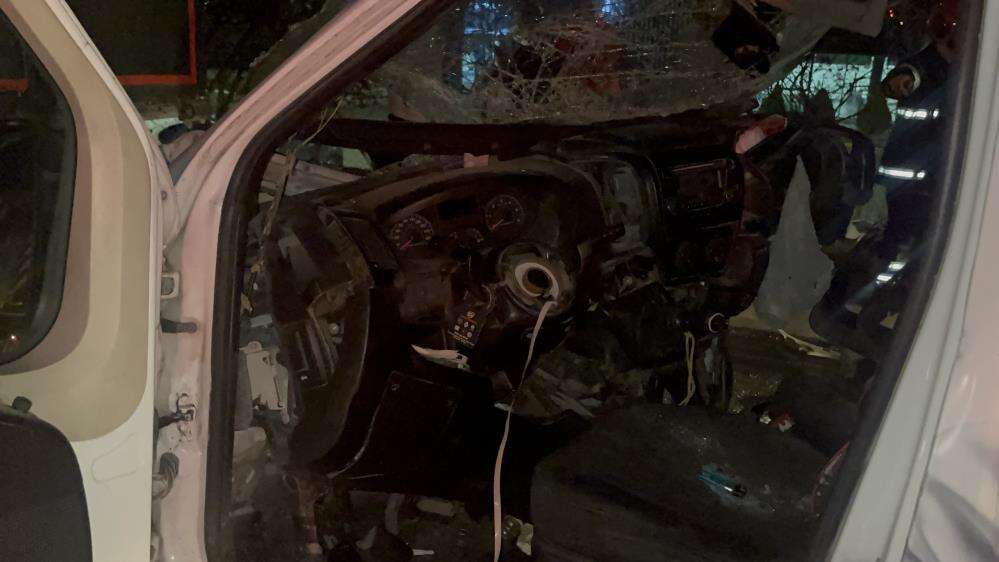 OSB’de park halindeki TIR’a çarpan minibüsten 2 ağır yaralı çıktı 6