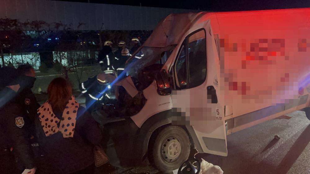 OSB’de park halindeki TIR’a çarpan minibüsten 2 ağır yaralı çıktı 7