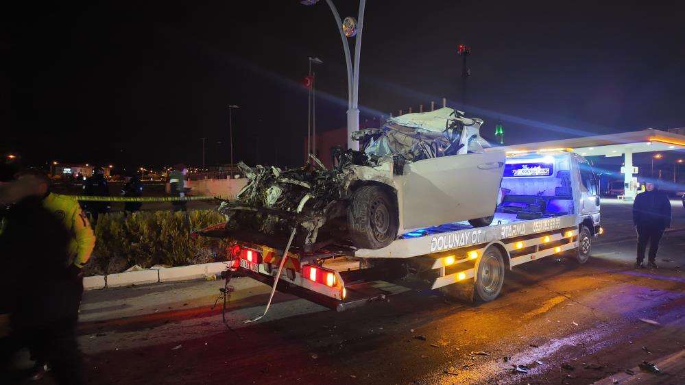 TIR’a çarpan otomobilden Cemil Burak Toker’in cansız bedeni çıktı 10