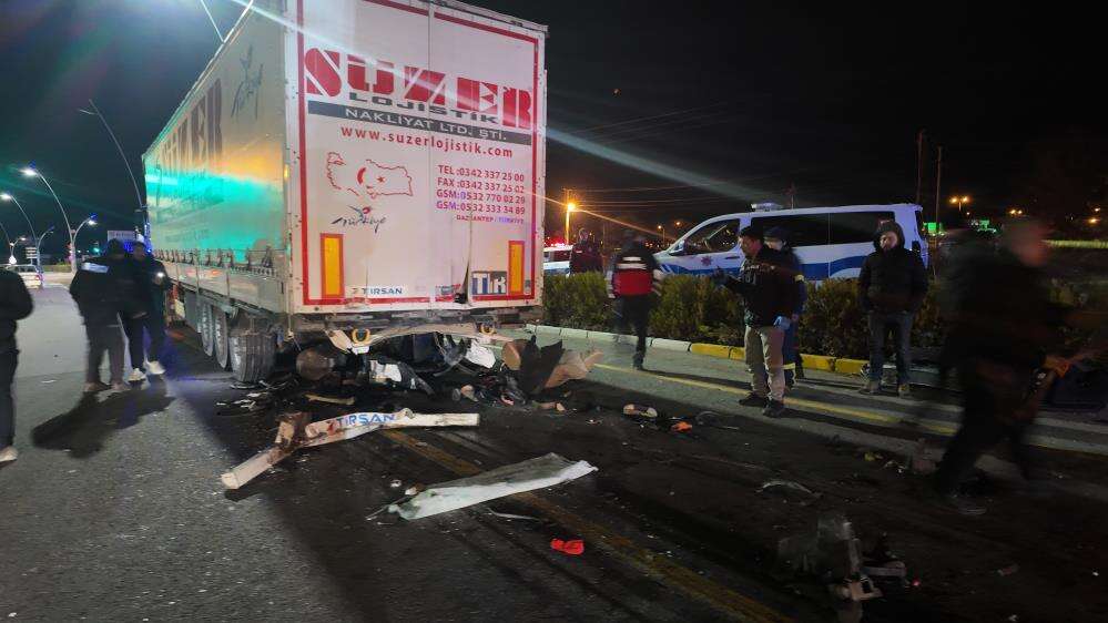 TIR’a çarpan otomobilden Cemil Burak Toker’in cansız bedeni çıktı 8