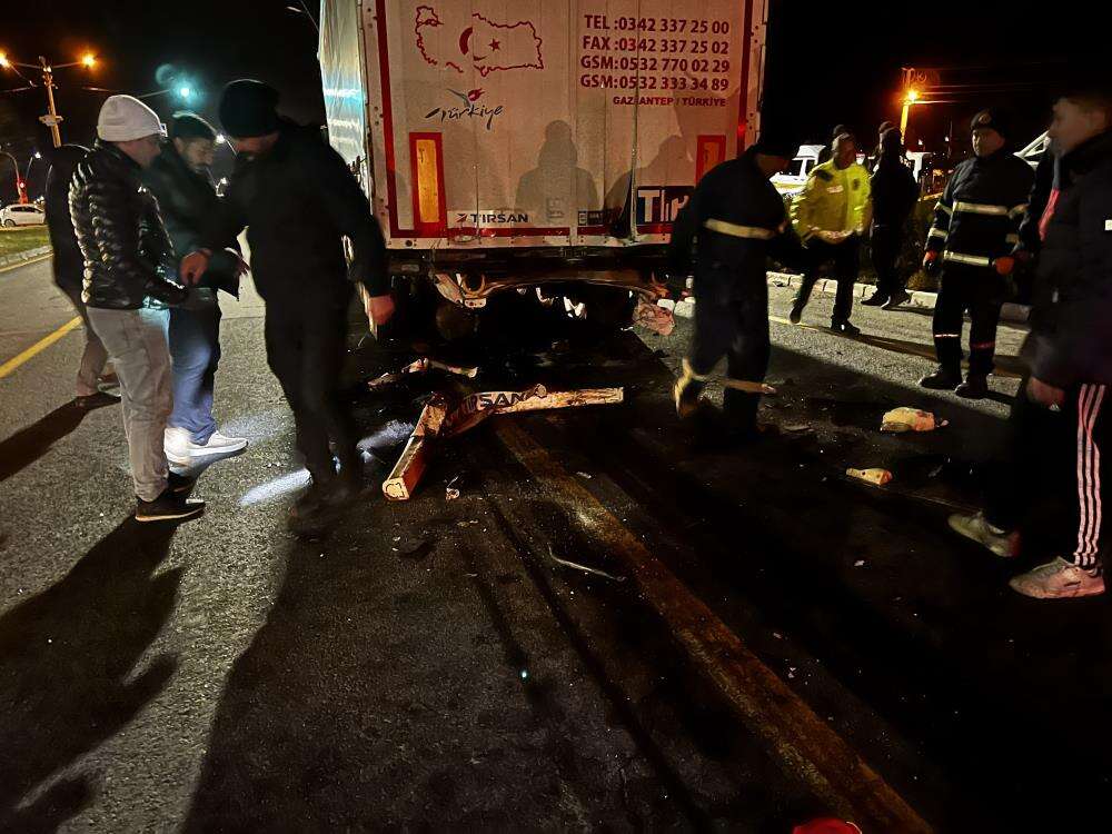 TIR’a çarpan otomobilden Cemil Burak Toker’in cansız bedeni çıktı 7