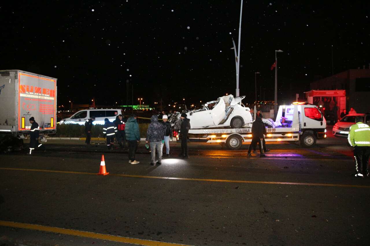 TIR’a çarpan otomobilden Cemil Burak Toker’in cansız bedeni çıktı 4