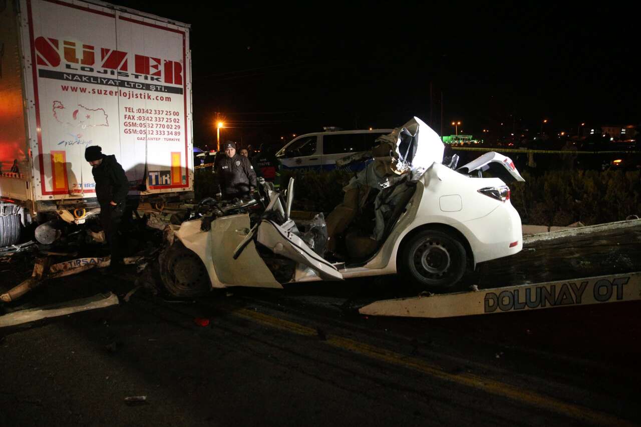 TIR’a çarpan otomobilden Cemil Burak Toker’in cansız bedeni çıktı 5