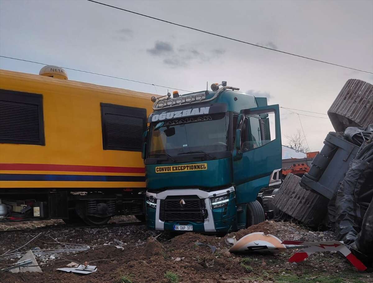 Yük treni TIR’la çarpıştı, makinistler yaralandı 1