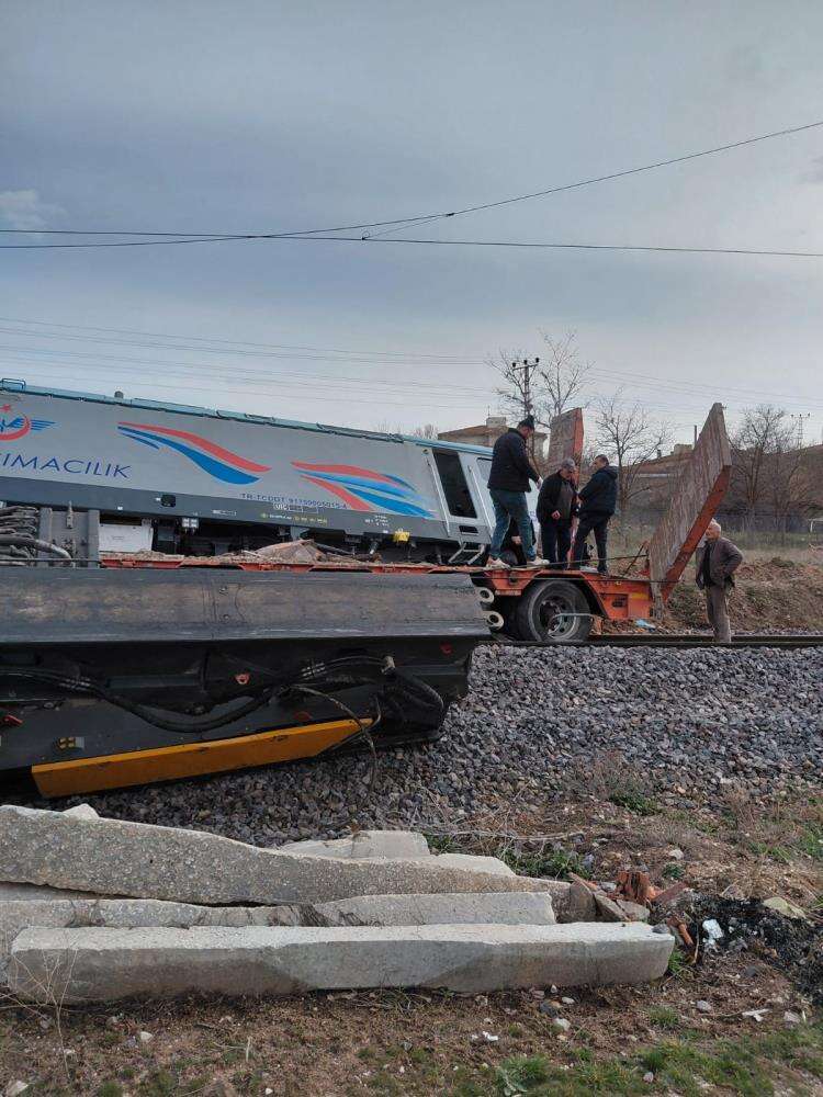 Yük treni TIR’la çarpıştı, makinistler yaralandı 5