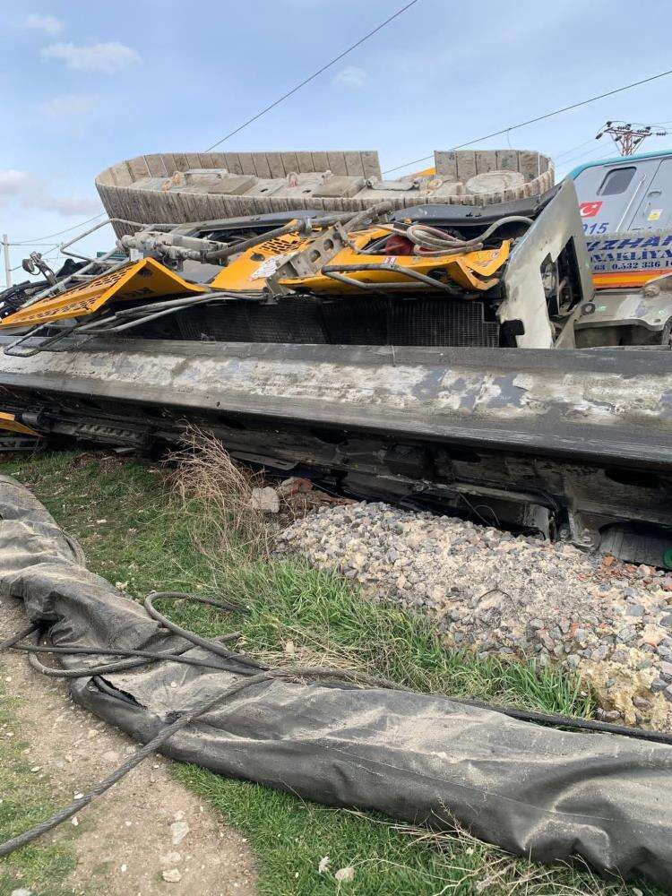 Yük treni TIR’la çarpıştı, makinistler yaralandı 4