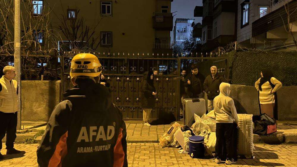 Çatlama sesi paniğe yol açtı, binadaki 51 kişi tahliye edildi 5