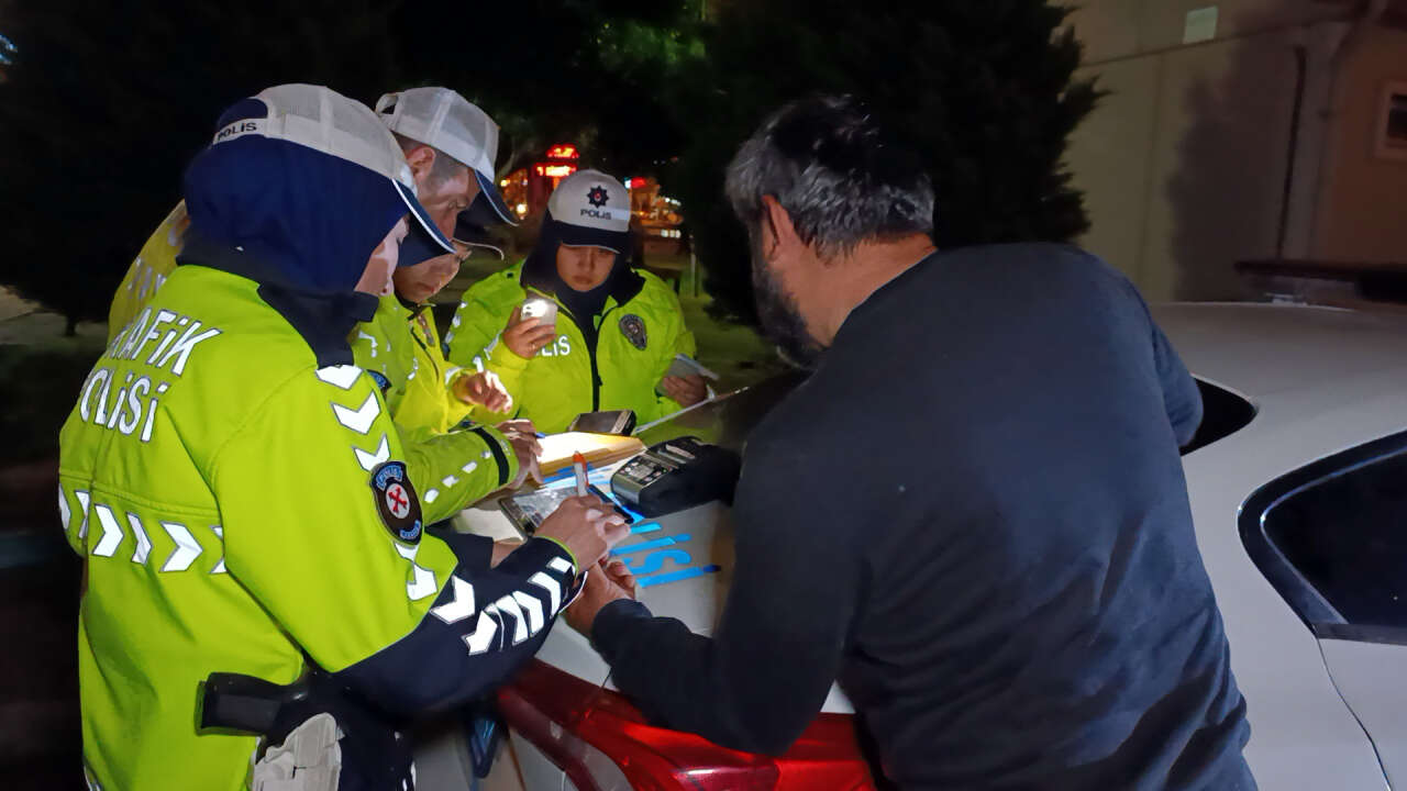 Kadın aday sürücü alkollü yakalandı, ehliyeti iptal edildi: Çekmeyin, avukatım 2