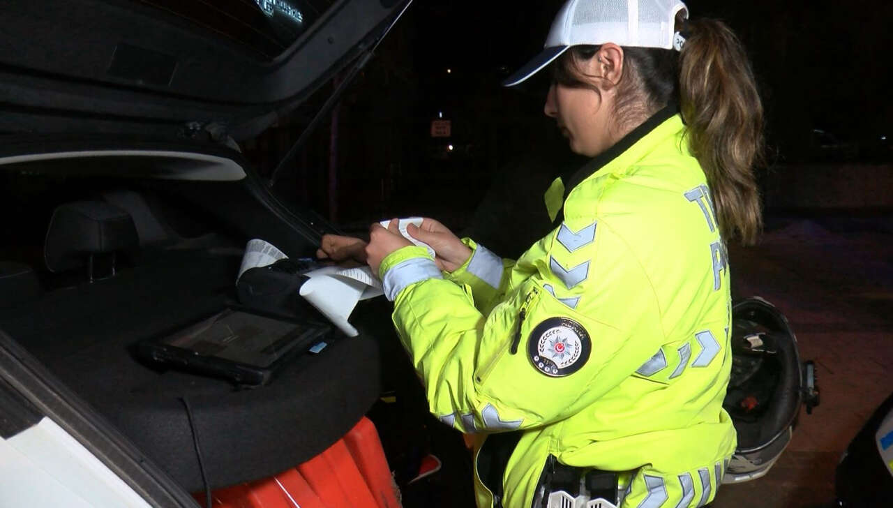 Kadın aday sürücü alkollü yakalandı, ehliyeti iptal edildi: Çekmeyin, avukatım 5