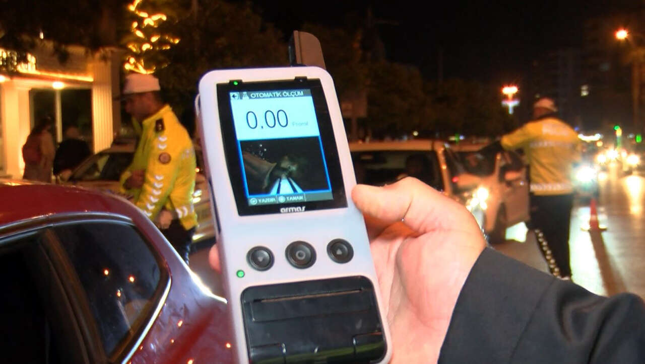 Kadın aday sürücü alkollü yakalandı, ehliyeti iptal edildi: Çekmeyin, avukatım 1