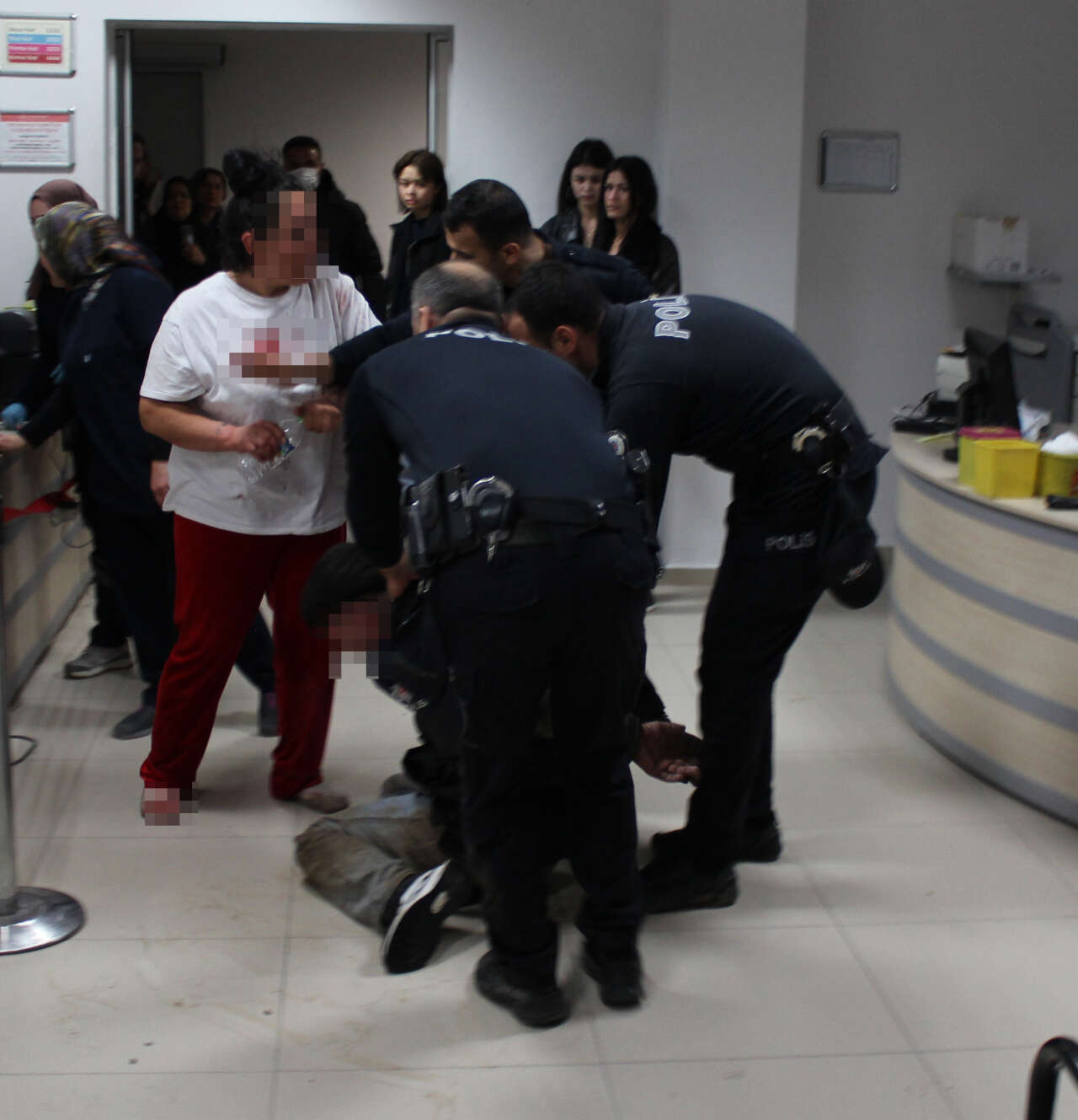 Annesinin erkek arkadaşını bıçakladı, ikinci saldırıyı polis böyle önlendi 8