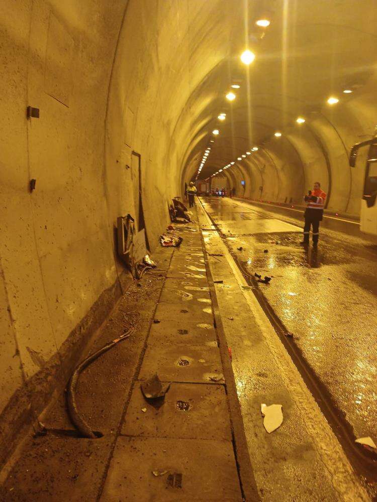 Tünelde 2 TIR çarpıştı, yol kapandı 6