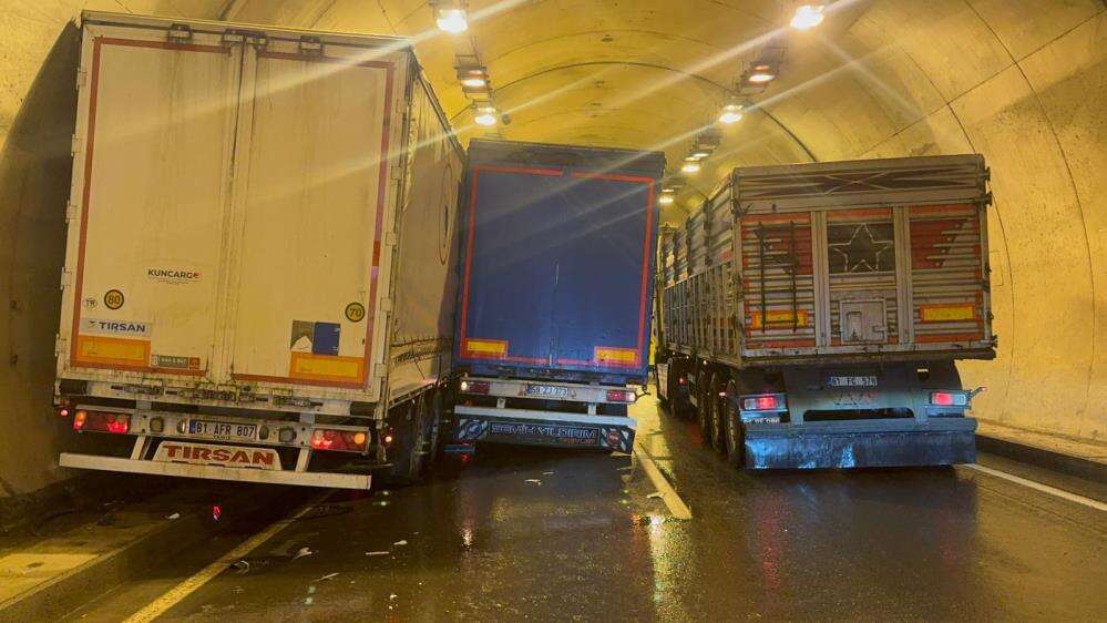 Tünelde 2 TIR çarpıştı, yol kapandı 1