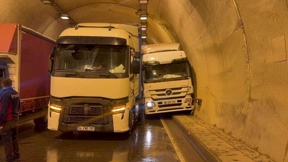 Tünelde 2 TIR çarpıştı, yol kapandı 4