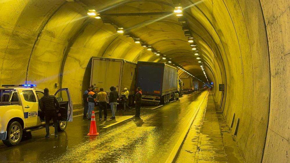 Tünelde 2 TIR çarpıştı, yol kapandı 2