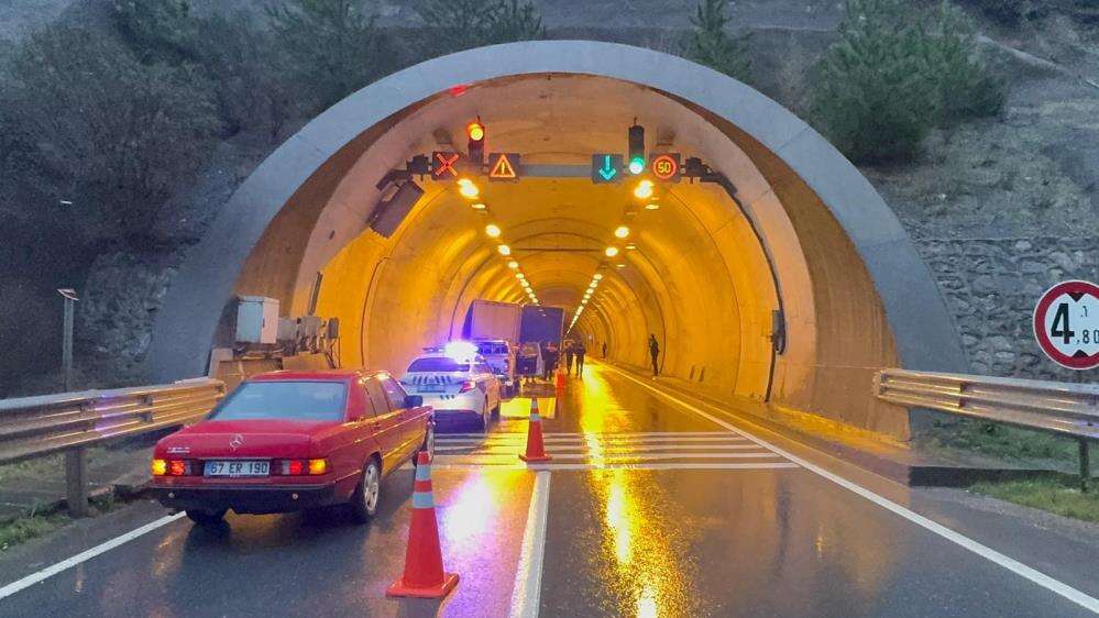 Tünelde 2 TIR çarpıştı, yol kapandı 3