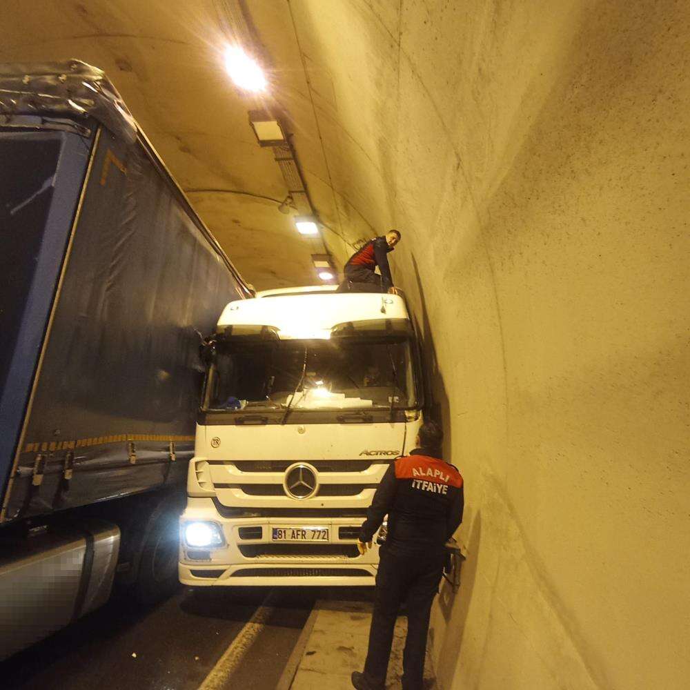 Tünelde 2 TIR çarpıştı, yol kapandı 5