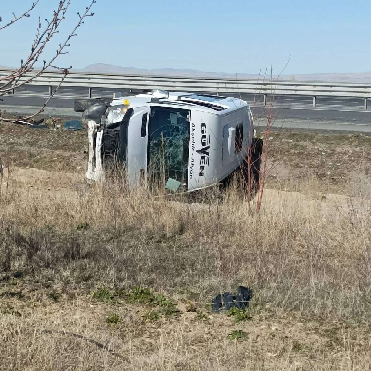 Konya yolunda TIR yolcu minibüse çarptı! 11 yaralı var 3