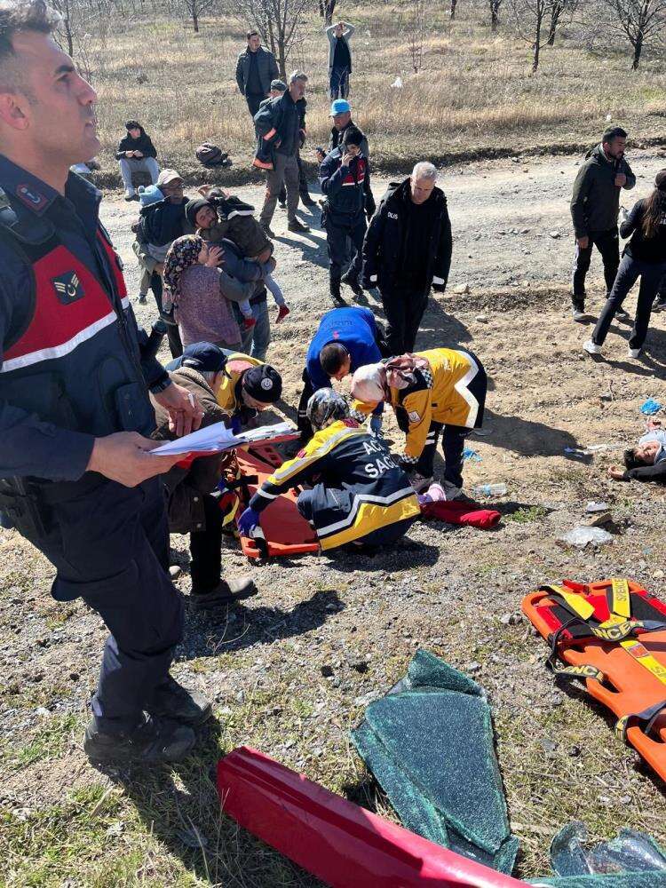 Konya yolunda TIR yolcu minibüse çarptı! 11 yaralı var 4