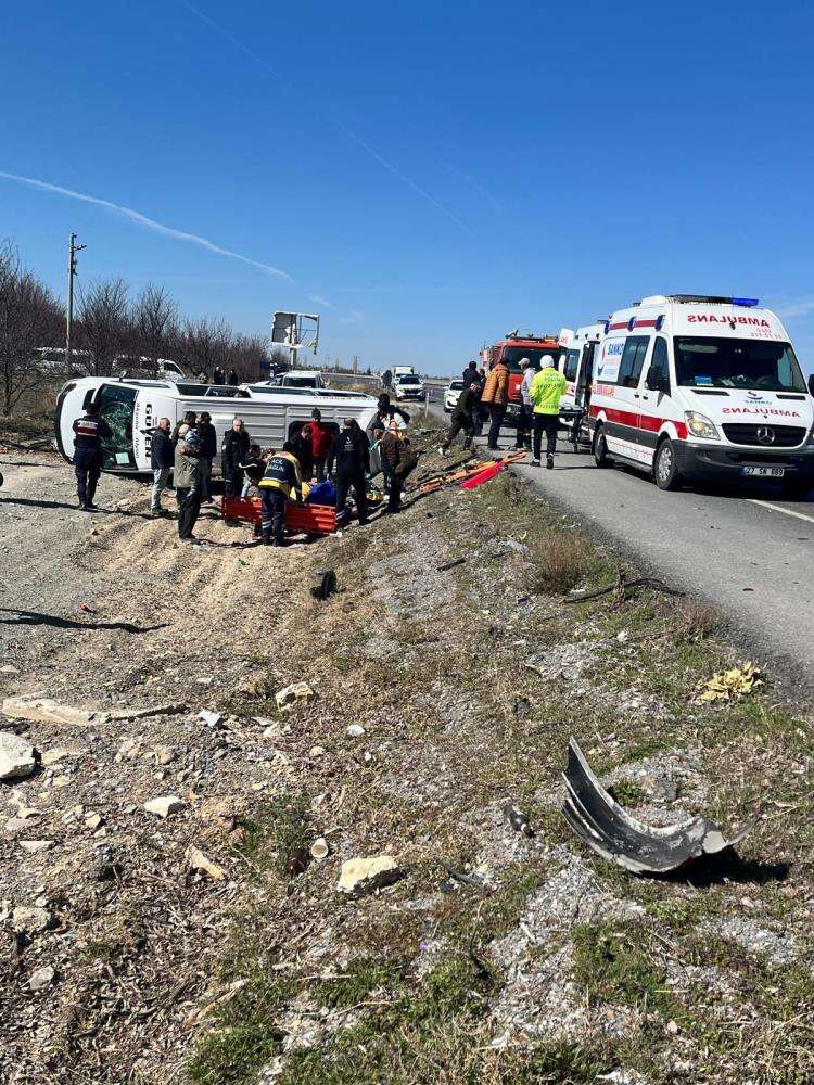 Konya yolunda TIR yolcu minibüse çarptı! 11 yaralı var 5