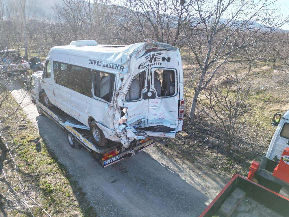 Konya yolunda TIR yolcu minibüse çarptı! 11 yaralı var 2