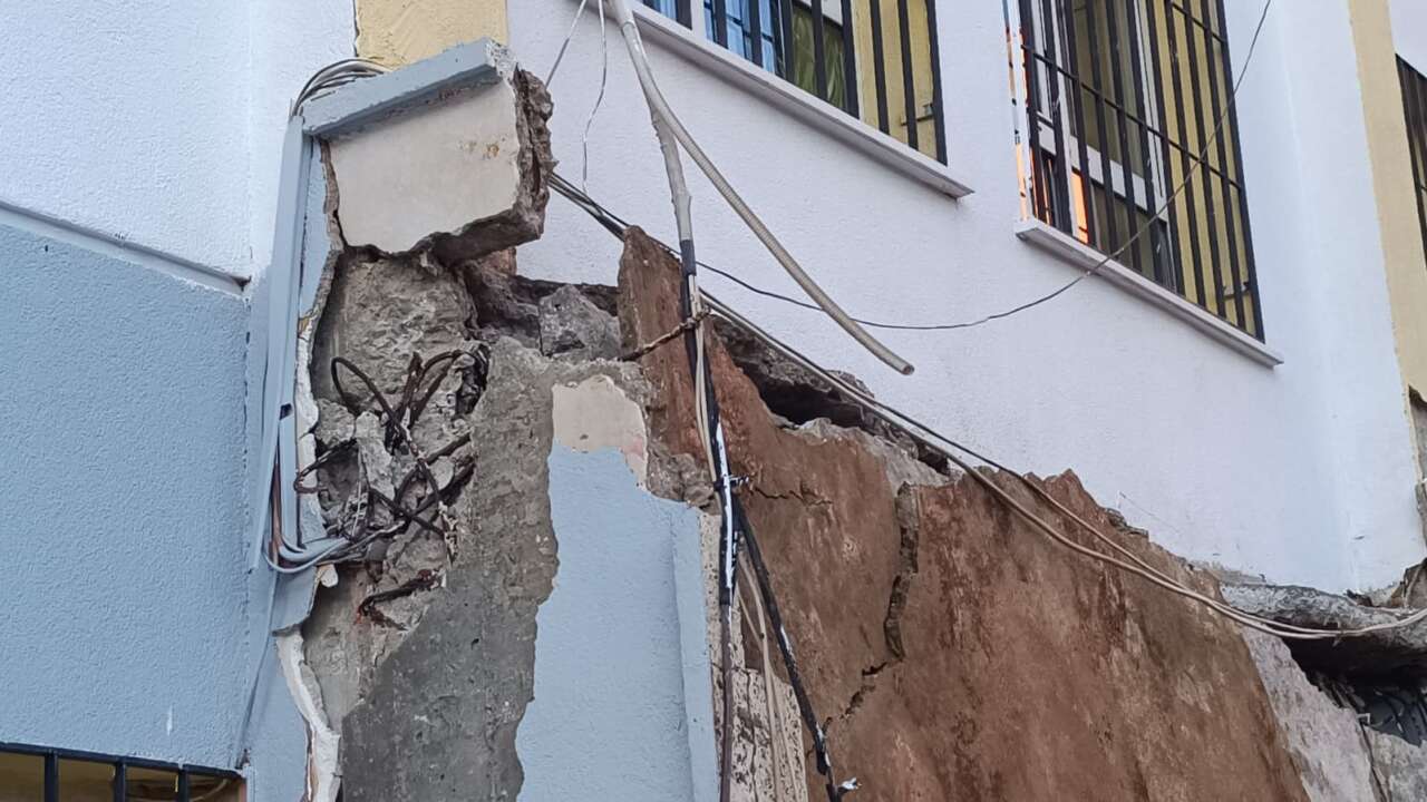 İlkokulda beton saçak aniden çöktü, faciadan dönüldü 2