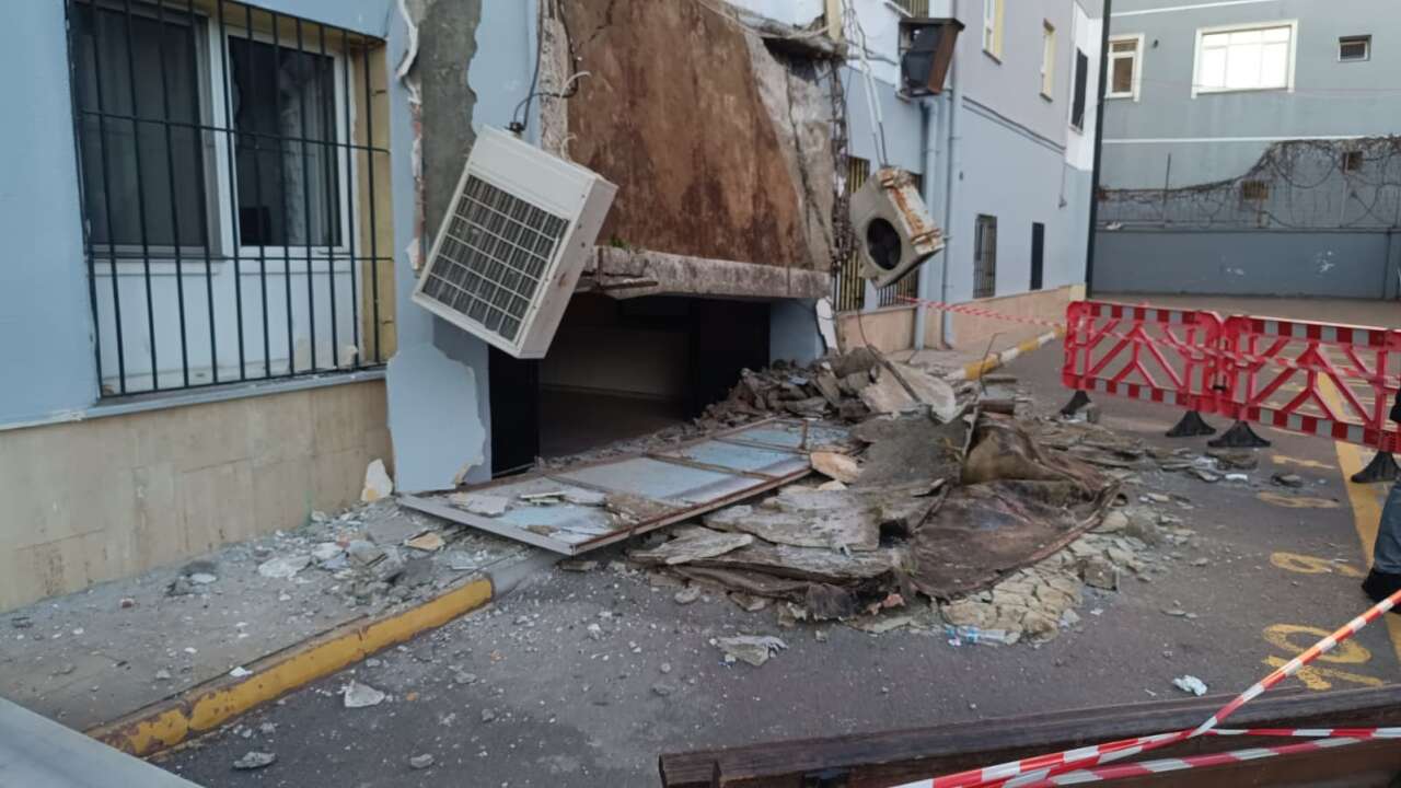 İlkokulda beton saçak aniden çöktü, faciadan dönüldü 3