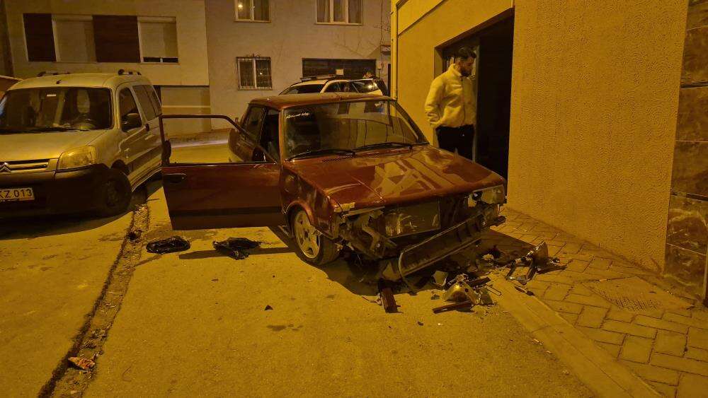 Sevgilisinden ayrılan genç öfkesini otomobilinden çıkardı 1