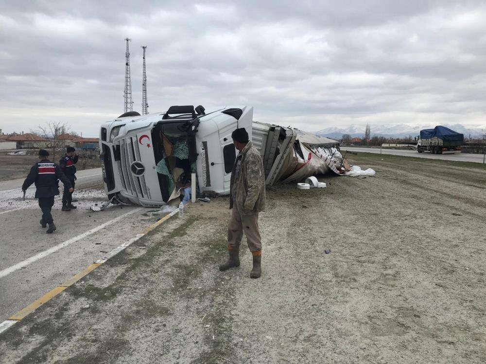 Konya’da 27 yaşındaki sürücü, iplik yüklü TIR’ı devirdi 3