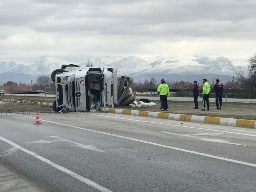 Konya’da 27 yaşındaki sürücü, iplik yüklü TIR’ı devirdi 5