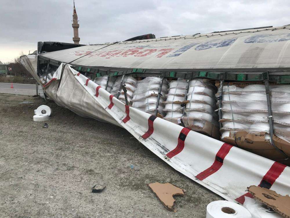 Konya’da 27 yaşındaki sürücü, iplik yüklü TIR’ı devirdi 1