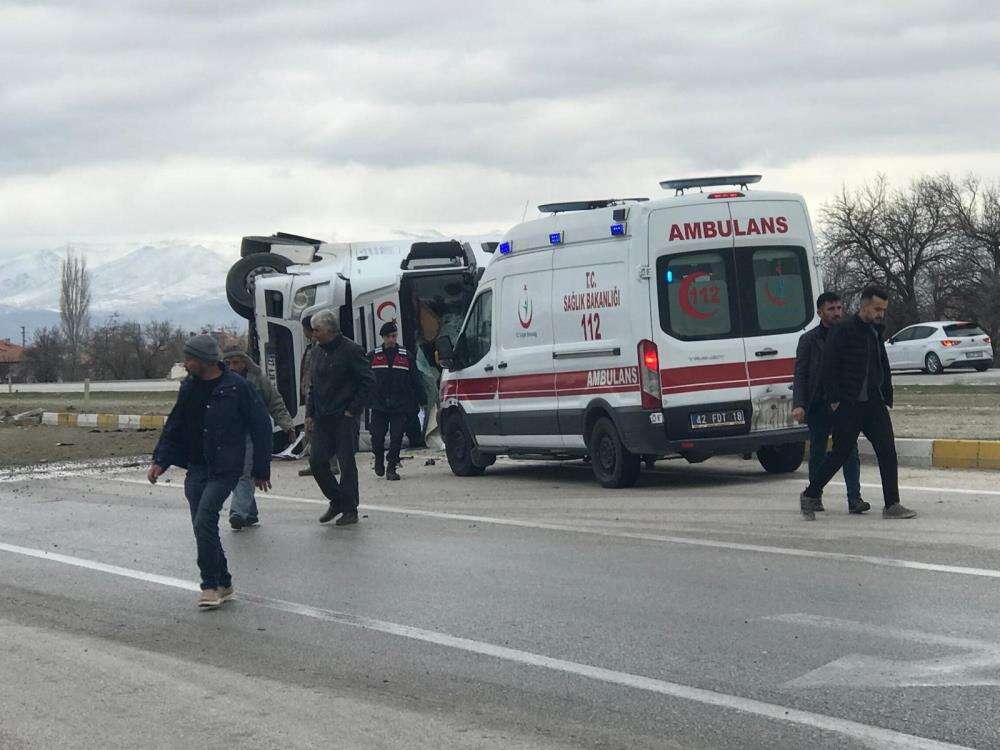 Konya’da 27 yaşındaki sürücü, iplik yüklü TIR’ı devirdi 4