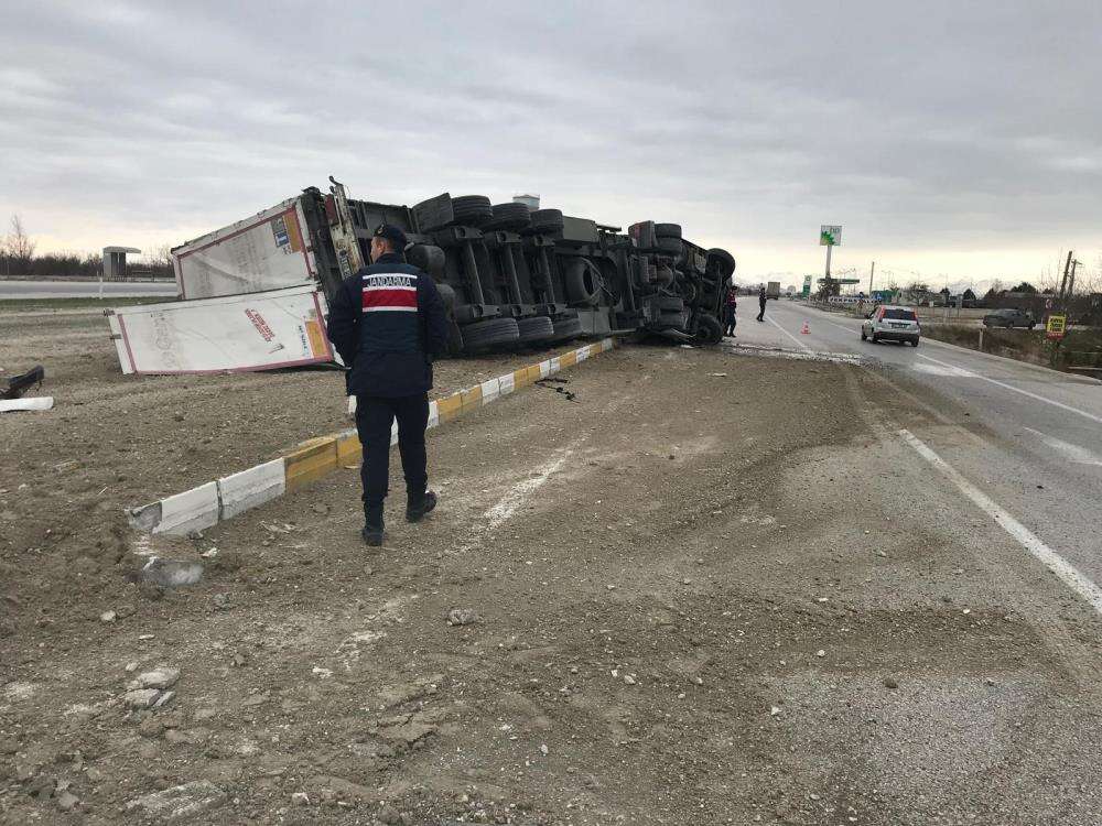 Konya’da 27 yaşındaki sürücü, iplik yüklü TIR’ı devirdi 2