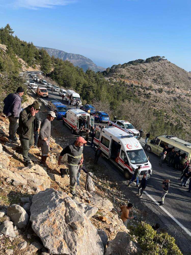 Karamanlı tarım işçileri uçuruma yuvarlandı! 3 ölü, 11 yaralı var 7