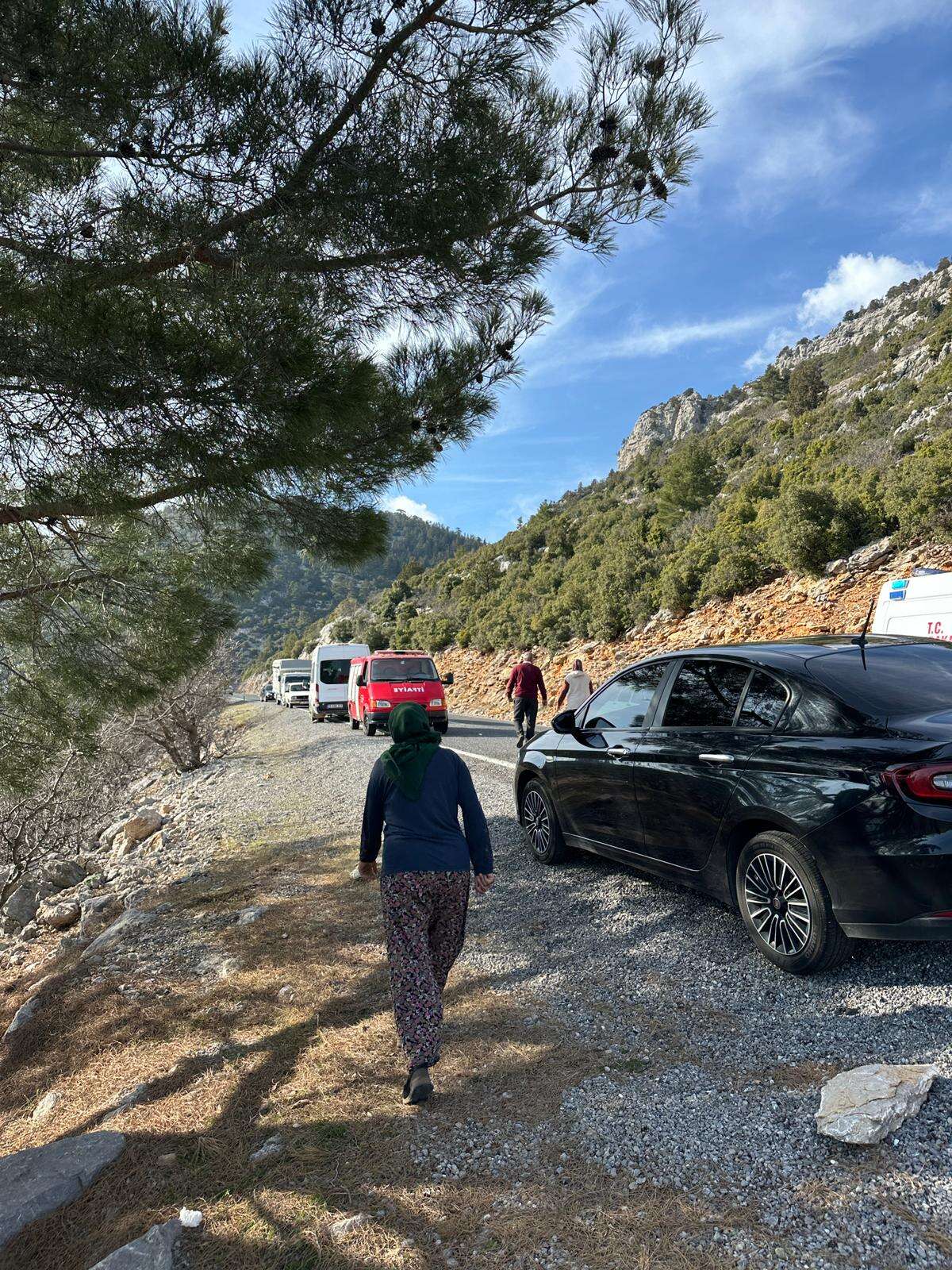 Karamanlı tarım işçileri uçuruma yuvarlandı! 3 ölü, 11 yaralı var 3