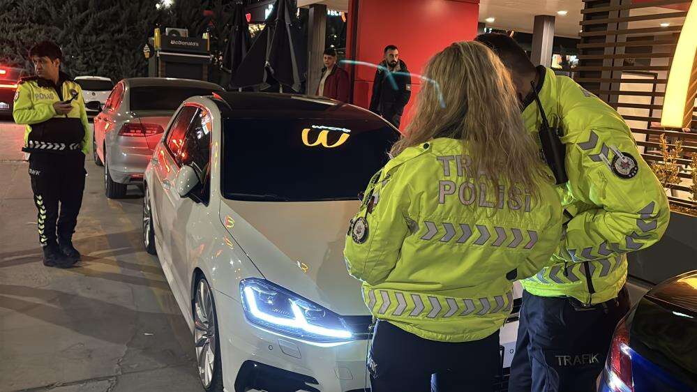 Abartı egzozla trafiği tehlikeye düşürdü, cezayı yedi! Bayramı da arabasız geçirecek 3