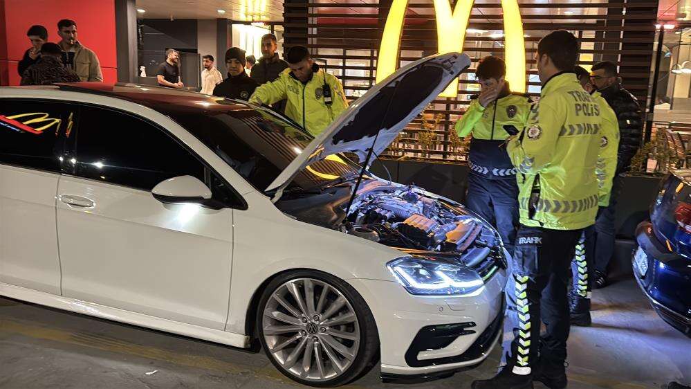 Abartı egzozla trafiği tehlikeye düşürdü, cezayı yedi! Bayramı da arabasız geçirecek 5