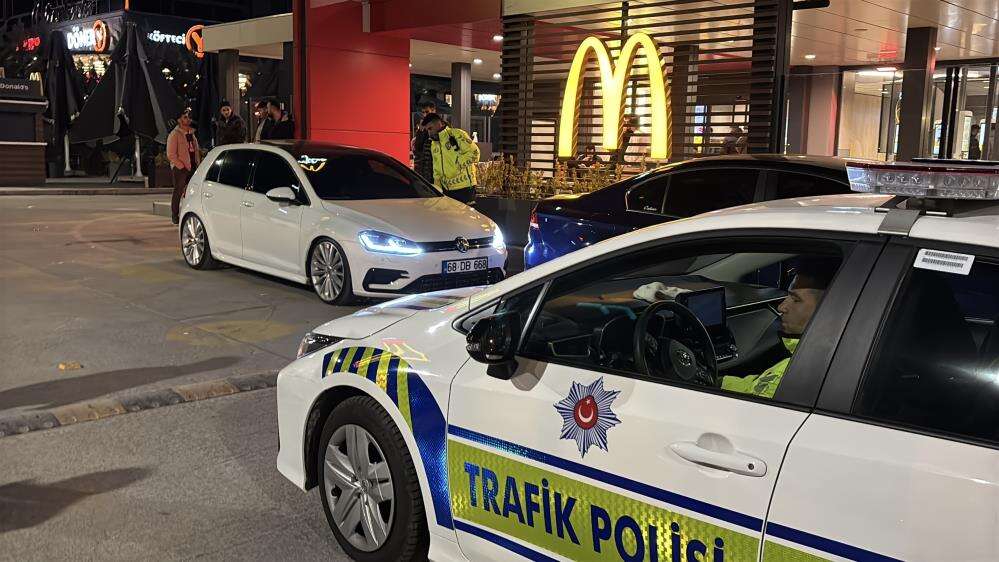 Abartı egzozla trafiği tehlikeye düşürdü, cezayı yedi! Bayramı da arabasız geçirecek 4