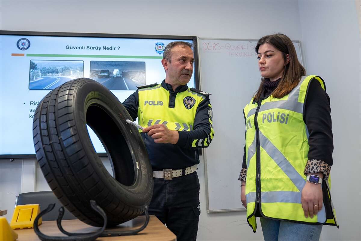 Trafik polisleri kazalara karşı özel parkurlarda eğitiliyor 8