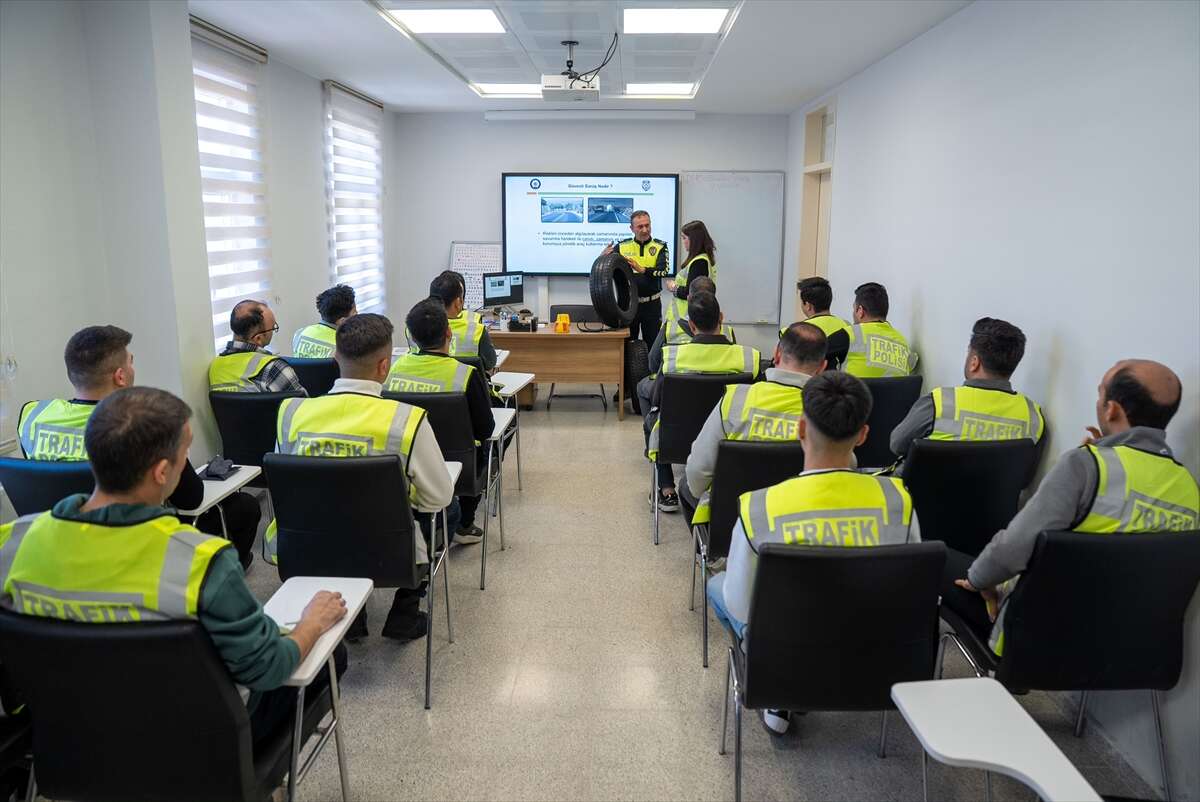 Trafik polisleri kazalara karşı özel parkurlarda eğitiliyor 9